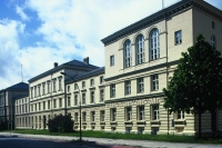 Zu sehen ist das Gebäude des Amtsgerichtes Neuruppin