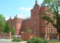 Das Landgericht Neuruppins ist ein rotes mehrgeschossiges Backsteingebäude.