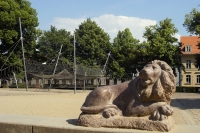 Foto: MARX. Das Bild zeigt die Skulptur eines hockenden Löwen