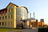 Die Glasfassade an der einen Seite des Verwaltungsgebäude der Stadtwerke Neuruppin GmbH ist ein echter Hingucker.