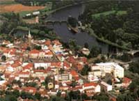 Die Luftaufnahme vom tschechischen Nymburk zeigt die Stadt am Ufer der Elbe.