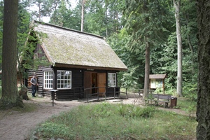 Das Waldmuseum als schwarz gestrichenem Holz und Schilfdach erbaut.