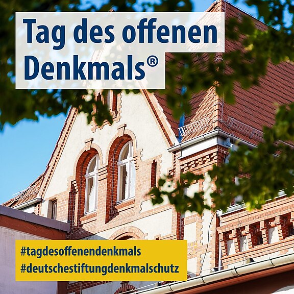Plakat zum Tag des offenen Denkmals: Foto eines historischen Backsteinbaus mit Giebel und Rundbogenfenstern bei Sonnenschein. Text: Tag des offenen Denkmals. Hashtags: #tagdesoffenendenkmals, #deutschestiftungdenkmalschutz.