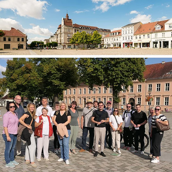 Zweiteilige Aufnahme: Oben eine Panoramaansicht eines historischen Marktplatzes mit sanierten Fassaden unter blauem Himmel. Unten steht eine Gruppe Erwachsener auf dem Kopfsteinpflaster und posiert für ein Foto; im Hintergrund Bäume und klassizistische Gebäude. Motiv: Stadtbesuch bzw. Führung auf dem Platz.