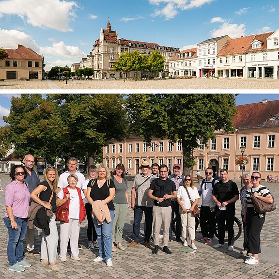 Zweiteilige Aufnahme: Oben eine Panoramaansicht eines historischen Marktplatzes mit sanierten Fassaden unter blauem Himmel. Unten steht eine Gruppe Erwachsener auf dem Kopfsteinpflaster und posiert für ein Foto; im Hintergrund Bäume und klassizistische Gebäude. Motiv: Stadtbesuch bzw. Führung auf dem Platz.