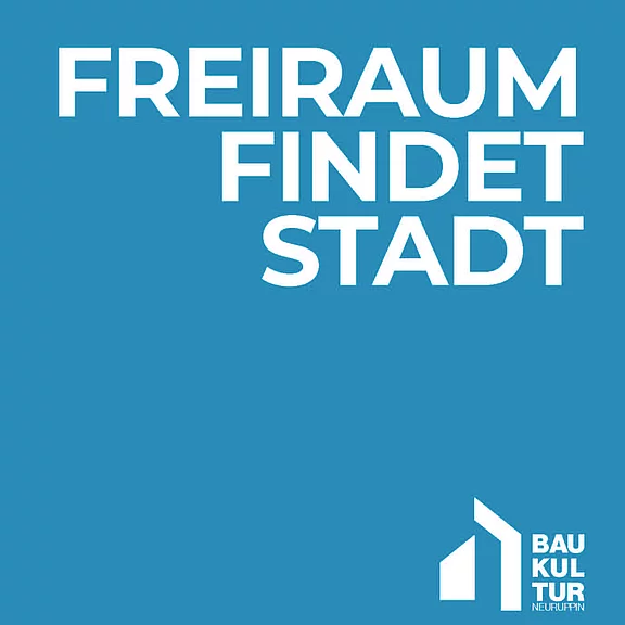 Blaues Plakat mit großem weißen Schriftzug: „FREIRAUM FINDET STADT“. Unten rechts kleines, hausförmiges Logo mit der Aufschrift „Baukultur“.