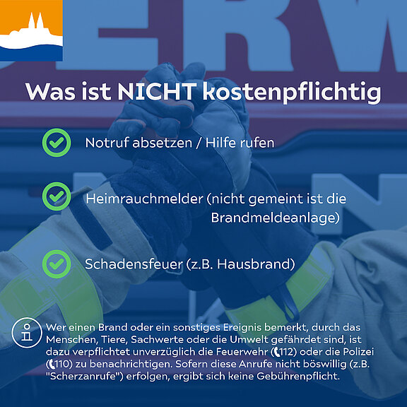 Alternative Text: "Grafik mit den Überschriften „Was ist NICHT kostenpflichtig“ und einer Liste von drei Punkten: Notruf absetzen / Hilfe rufen, Heimrauchmelder (nicht Brandmeldeanlage), Schadensfeuer (z.B. Hausbrand). Hintergrund zeigt Feuerwehrleute im Einsatz."