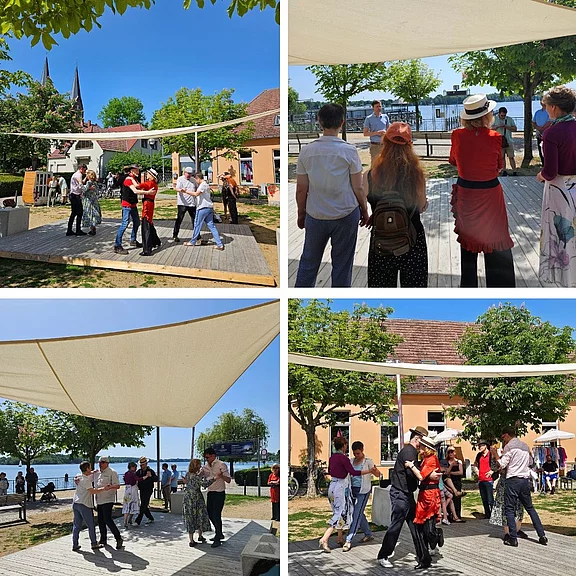 Collage aus vier Fotos: Menschen tanzen und üben Paarschritte auf einer kleinen, überdachten Holzfläche im Freien. Ein Moderator oder Lehrer spricht zu einer Gruppe. Sommerliches Wetter, Bäume und ein See im Hintergrund. Lockeres, öffentliches Tanztreffen.
