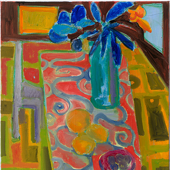 Ein bunter Tisch mit einem stilisierten Tischtuch in lebhaften Farben. In einer blauen Vase stehen bunte Blumen, während sich gelbe Früchte auf dem Tisch befinden. Der Hintergrund zeigt geometrische Muster in verschiedenen Farbtönen.