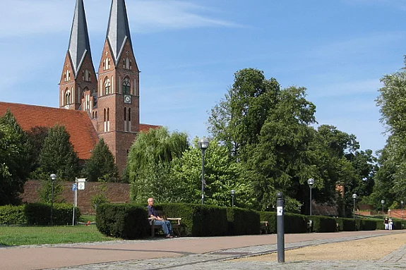 Blick von der Seepromenade zur Klosterkirche