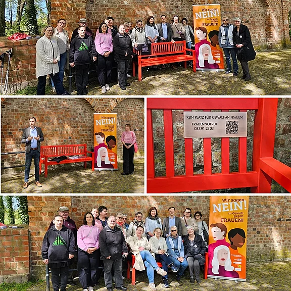 Fotocollage einer Aktion gegen Gewalt an Frauen: Menschen versammeln sich an einer leuchtend roten Bank neben Bannern „Wir sagen NEIN! zu Gewalt an Frauen“. Auf der Bank ein Schild „Kein Platz für Gewalt an Frauen“ mit Hotline und QR‑Code.