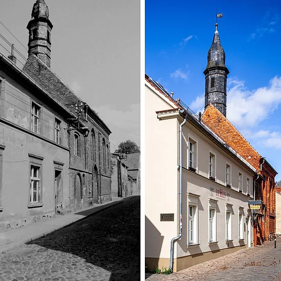 Zweiteiltes Bild: links eine historische, schwarzweiße Aufnahme einer Kopfsteinpflasterstraße mit verfallenen Fassaden und Turm; rechts dieselbe Straße heute, farbig und renoviert, helle Häuserfassaden und derselbe Turm unter blauem Himmel. Vergleich von früher und nach Sanierung.