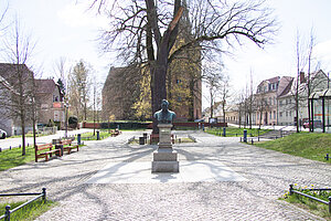 Alt Ruppin Kirchplatz mit Möhringdenkmal