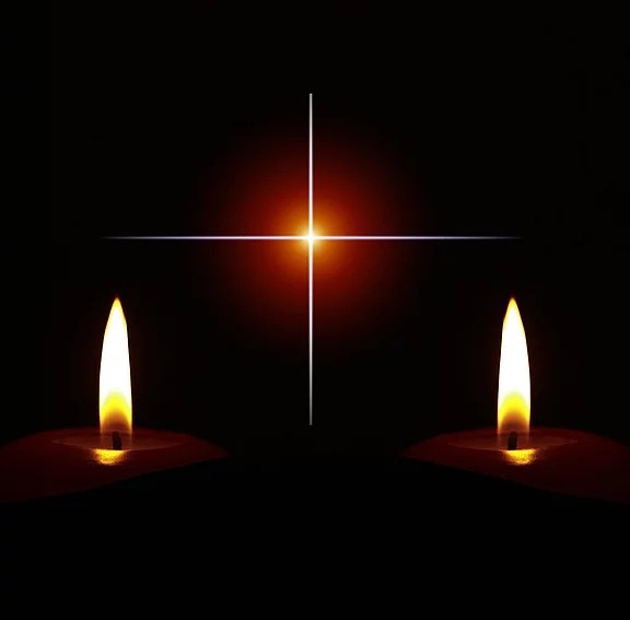 Zwei brennende Kerzen links und rechts auf dunklem Hintergrund; in der Mitte leuchtet ein kleines, kreuzförmiges, orangefarbenes Licht. Stimmung: ruhig, besinnlich, Trauer oder Gedenken.