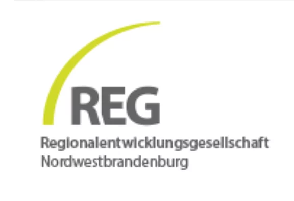 Regionalentwicklungsgesellschaft Nordwestbrandenburg mbH Logo der Regionalentwicklungsgesellschaft Nordwestbrandenburg (REG): graue Buchstaben „REG“ mit gelbgrünem Bogen darüber, Firmenname darunter.