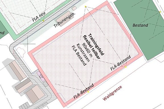 Lageplan eines Sportgeländes mit hervorgehobenem rechteckigen Trainingsfeld, 90 x 60 m, Kunstrasen, flexibel teilbar. Umrandet von bestehenden Flutlichtanlagen, einem Tribünengebäude und weiteren Bestandsflächen; Waldgrenze am Rand.
