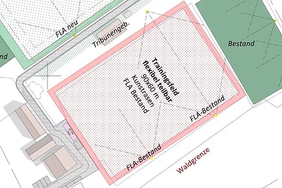 Lageplan eines Sportgeländes mit hervorgehobenem rechteckigen Trainingsfeld, 90 x 60 m, Kunstrasen, flexibel teilbar. Umrandet von bestehenden Flutlichtanlagen, einem Tribünengebäude und weiteren Bestandsflächen; Waldgrenze am Rand.
