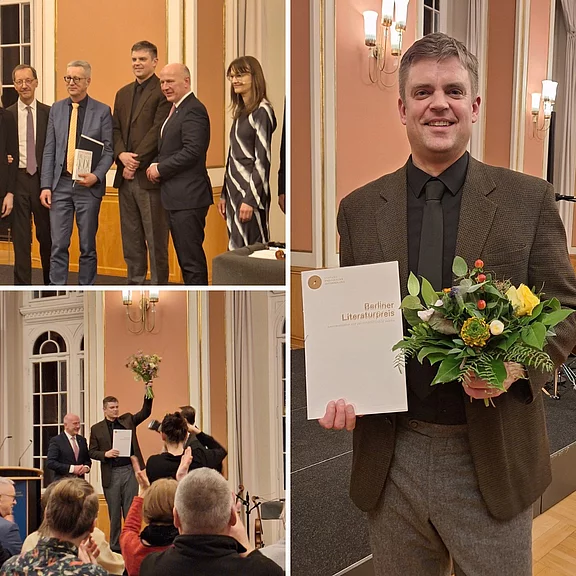 Collage einer Preisverleihung: Ein Mann im Anzug lächelt, hält einen Blumenstrauß und eine Urkunde mit der Aufschrift „Berliner Literaturpreis“. Weitere Fotos zeigen ihn auf der Bühne neben Moderatoren sowie Applaus aus dem Publikum.