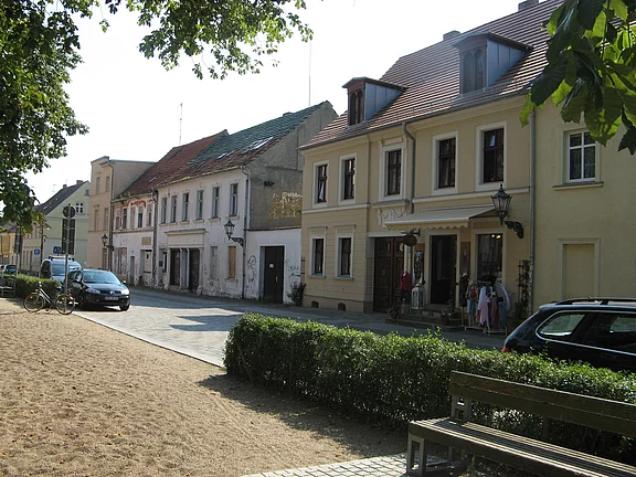 Fläche vor dem Gebäude der "Alten Keksfabrik"