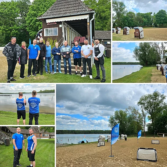 Collage eines Sporttages am See: Eine Gruppe in blauen Shirts posiert, daneben Aufnahmen vom sandigen Ufer mit kleinen Fußballtoren, Fahnen und ruhigem Wasser. Einige Teilnehmende stehen am Strand. Atmosphäre: Training oder Event am Seeufer bei bewölktem, mildem Wetter.