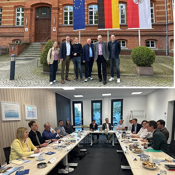 Zweiteilige Aufnahme: Oben steht eine kleine Gruppe vor einem historischen Backsteingebäude mit EU-, Deutschland- und Landesflagge. Unten sitzen rund ein Dutzend Personen an einem langen Konferenztisch, diskutieren und machen Notizen; auf dem Tisch liegen Unterlagen, Getränke und Snacks.