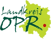 Logo des Landkreises OPR: Ein stilisierter Umriss eines geografischen Gebiets in Gelb und Grün, mit der Aufschrift „Landkreis OPR“ in geschwungener Schrift und einem roten Punkt als Akzent.