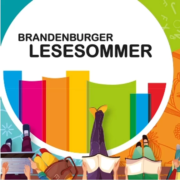 Plakat: Schriftzug „Brandenburger Lesesommer“. Bunte Bücher stehen wie Farbbalken. Unten entspannte Leserinnen und Leser, Kinder und Jugendliche, liegen oder sitzen mit geöffneten Büchern. Fröhliche, sommerliche Farben vermitteln Lust aufs Lesen.