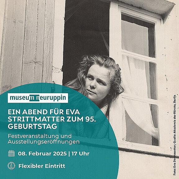 Eine Frau schaut aus einem Fenster. Über dem Bild steht der Text: „Ein Abend für Eva Strittmatter zum 95. Geburtstag“ mit Details zu einer Festveranstaltung und Ausstellungseröffnungen am 08. Februar 2025 um 17 Uhr. Flexibler Eintritt.