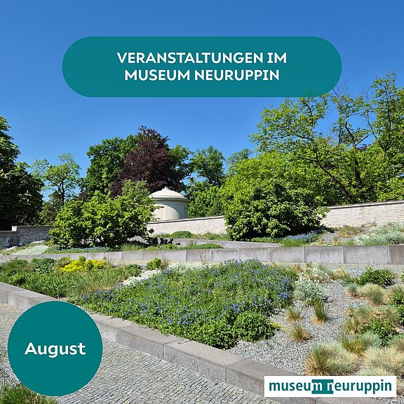 Grafik kündigt Veranstaltungen im Museum Neuruppin für August an. Hintergrundfoto zeigt einen sonnigen Museumsgarten mit Mauer und Beeten, unten das Museumslogo.