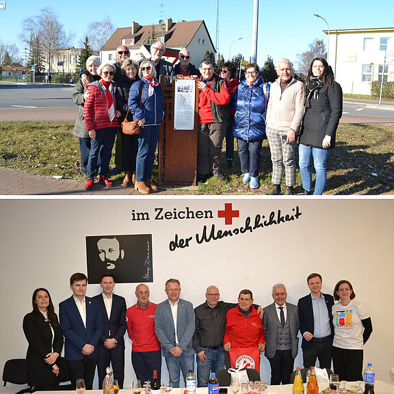 Zwei Gruppen von Menschen stehen in unterschiedlichen Umgebungen. Oben posieren sie vor einem Denkmal im Freien, unten sind sie in einem Raum mit Banner, das das Zeichen der Menschlichkeit zeigt. Beide Szenen vermitteln eine Botschaft der Gemeinschaft und des Engagements.
