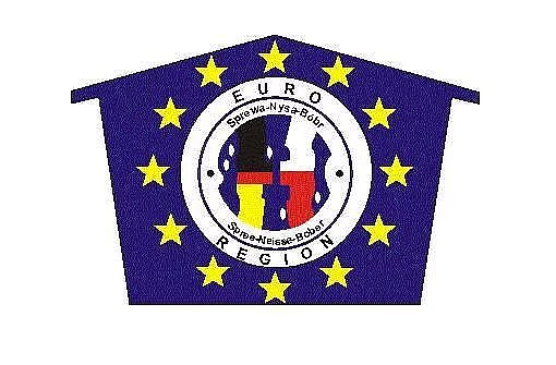 Logo der Euroregion Spree-Neiße-Bober: blaues, pentagonales Feld mit gelben EU-Sternen. In der Mitte ein weißer Kreis mit den Aufschriften „EURO REGION“ und „Spreewa-Nysa-Bobr“ sowie stilisierten Länderfarben Deutschlands und Polens.