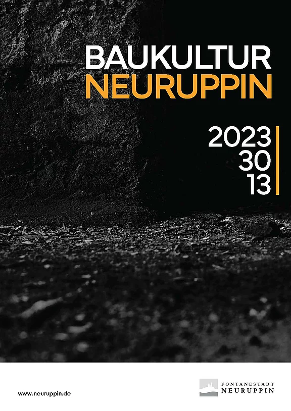 Bild mit Text: "BAUKULTUR NEURUPPIN" in fetten Buchstaben, darüber die Jahreszahl "2023" und Zahlen "30" und "13". Der Hintergrund ist in dunklen Tönen gehalten, was eine ernsthafte und zeitgenössische Stimmung vermittelt. Webadresse am unteren Rand: "www.neuruppin.de".