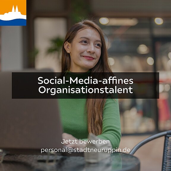 Stellenanzeige: Gesucht wird ein social-media-affines Organisationstalent. Bild zeigt junge Frau lächelnd am Laptop. Call-to-Action: Jetzt bewerben per E-Mail an personal@stadtneuruppin.de. Fokus auf moderner Arbeitsumgebung und digitaler Kommunikation.