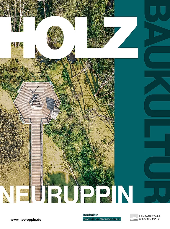 Das Bild zeigt eine Holzplattform inmitten von Bäumen und Wasser. Der Schriftzug „HOLZ NEURUPPIN BAUKULTUR“ ist prominent platziert. Die Plattform hat eine sechseckige Form und bietet eine Aussicht auf die umgebende Naturlandschaft.