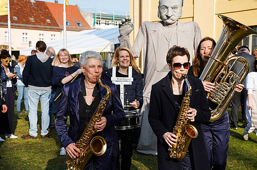 Musikerinnen vor Fontane Figur © Andreas Kunow