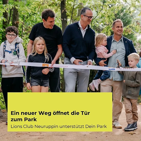 Eröffnungsfeier im Park: Erwachsene und Kinder stehen auf einem Waldweg und halten ein weißes Band zur Banddurchtrennung, lächelnd. Ein gelbes Textfeld kündigt an: Ein neuer Weg öffnet die Tür zum Park. Hinweis: Lions Club Neuruppin unterstützt Dein Park.