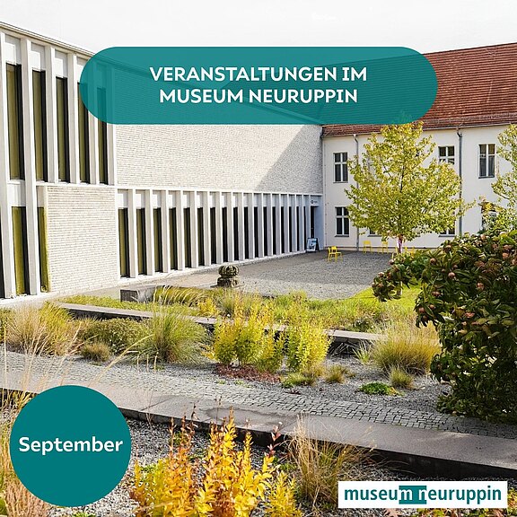 Ankündigung: Veranstaltungen im Museum Neuruppin im September. Bild zeigt den modernen Innenhof des Museums mit weißen Fassaden, Fenstern und Beeten mit Gräsern und Sträuchern. Logo: museum neuruppin.