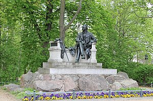 Bild - Fontane-Denkmal von Max Wiese geschaffen und 1907 am heutigen Fontaneplatz aufgestellt