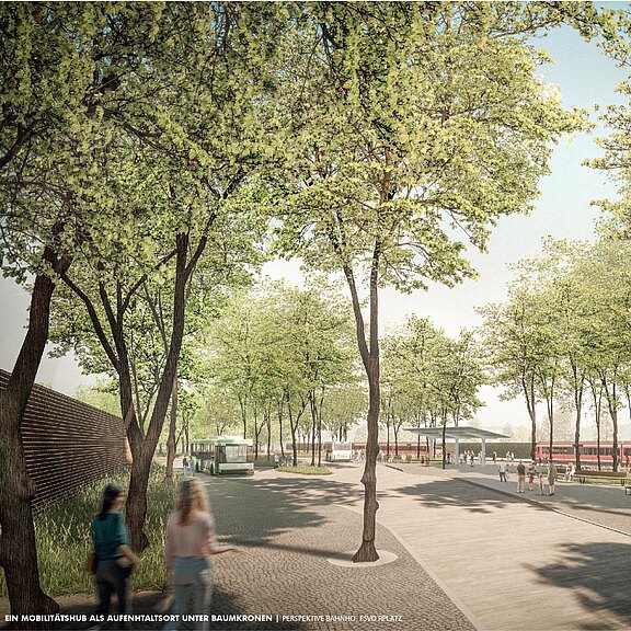 Baumbestandener Platz eines Mobilitätshubs: breite Wege unter dichtem Blätterdach, Menschen schlendern und warten. Links halten Busse, rechts fährt ein roter Zug am Bahnsteig. Helle, freundliche Atmosphäre mit viel Schatten.