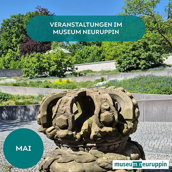 Ankündigung: Veranstaltungen im Museum Neuruppin im Mai. Foto zeigt eine verwitterte Steinskulptur im grünen Park bei Sonnenschein.