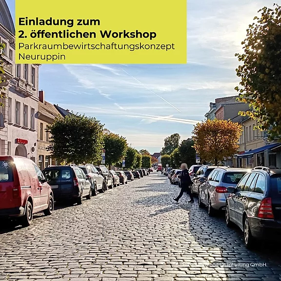 Einladung zum 2. öffentlichen Workshop: Parkraumbewirtschaftungskonzept Neuruppin. Im Hintergrund eine städtische Kopfsteinpflasterstraße mit beidseitig parkenden Autos und Passanten – Symbol für das Thema Parken im öffentlichen Raum.