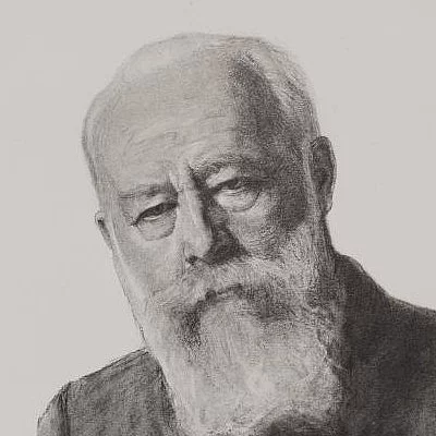 Ein Portrait eines älteren Mannes mit einem langen weißen Bart und ernstem Ausdruck. Er trägt ein dunkles Oberteil und blickt direkt in die Kamera. Der Hintergrund ist schlicht und hell, was den Fokus auf sein Gesicht legt.