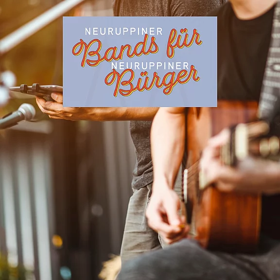 Das Bild zeigt mehrere Musiker, die auf einer Bühne auftreten. Im Hintergrund steht der Text "Neuruppiner Bands für Neuruppiner Bürger", der die lokale Veranstaltung ankündigt. Die Musiker spielen Instrumente und schaffen eine lebendige Atmosphäre.