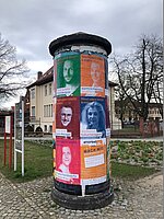 Lifaßsäule mit Plakaten der Aktion "Neuruppiner Kultur zeigt Gesicht"